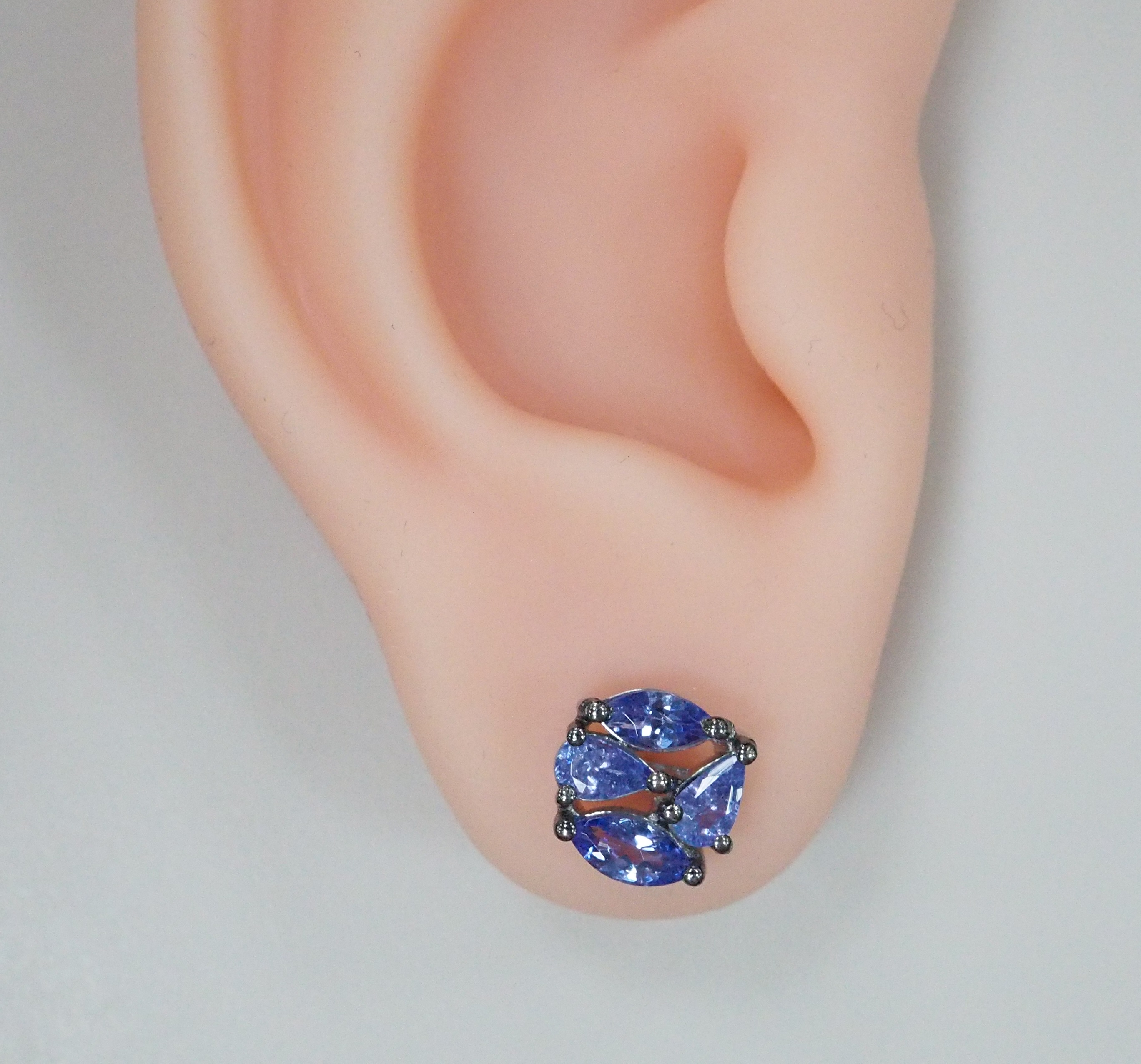 Серебряные серьги-пусеты с танзанитами